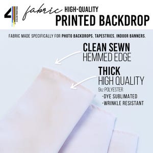 Pu&ograve; includere: Primo piano di un fondale in tessuto bianco con bordi puliti e orlati. Il fondale &egrave; realizzato in poliestere da 9oz, sublimato e resistente alle pieghe. Il testo sul fondale recita "HIGH-QUALITY PRINTED BACKDROP."