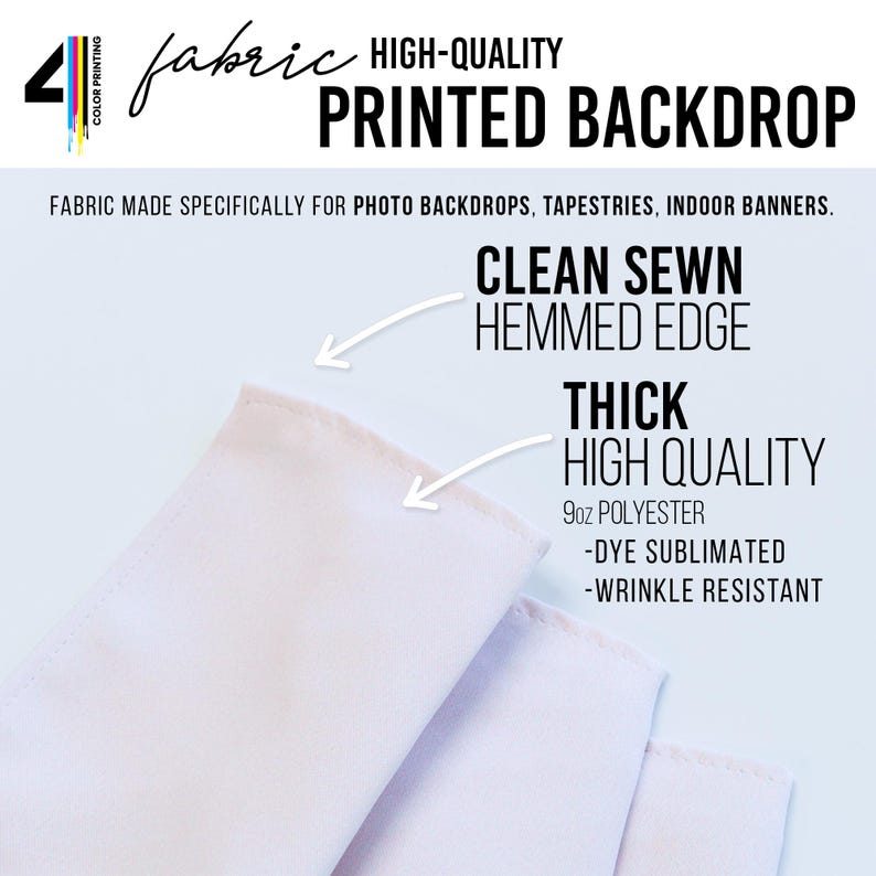 Pu&ograve; includere: Primo piano di un fondale in tessuto bianco con bordi puliti e orlati. Il fondale &egrave; realizzato in poliestere da 9oz, sublimato e resistente alle pieghe. Il testo sul fondale recita "HIGH-QUALITY PRINTED BACKDROP."