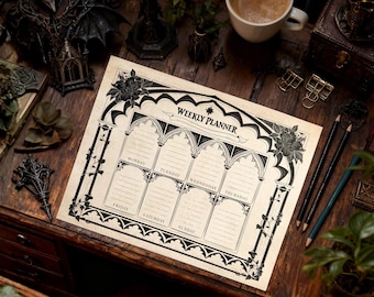 Könnte beinhalten: Ein rechteckiger Wochenplaner-Bogen mit cremefarbenem Hintergrund und schwarzen Tintenillustrationen. Das Design zeigt gotische Bogenrahmen für jeden Wochentag, florale Akzente und den Text Weekly Planner in der oberen Mitte.