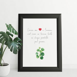 Peut inclure: Une impression encadrée en noir avec un fond blanc et une citation en français. La citation dit "Ouvrir son coeur a l'inconnu... c'est creer un terrain fertile ou chaque possibilite peut germer." Un coeur rouge est au-dessus du mot "son" et une illustration aquarelle verte d'une plante est en dessous de la citation.