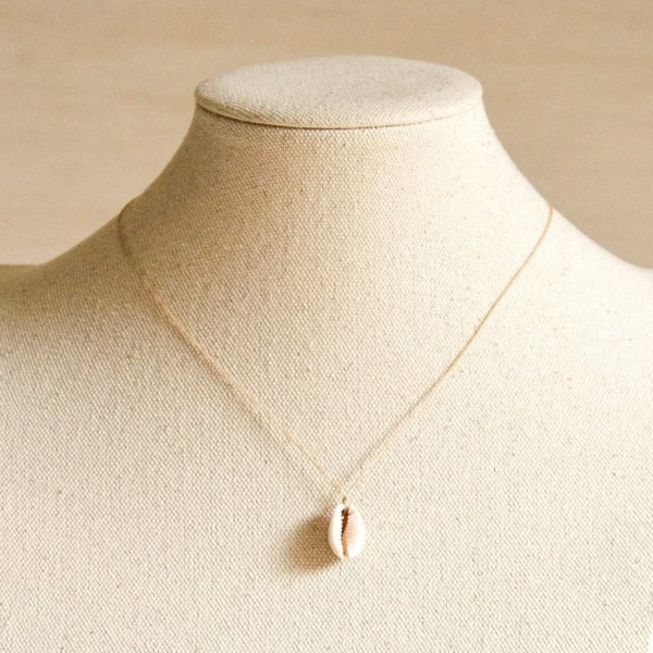 Short Black Cord Necklace With White Shell