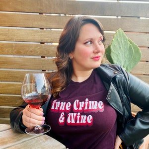 Camiseta Murderino, Camiseta True Crime, Camiseta Crime Junkie, True Crime & Wine, Crime Lover, True Crime Obsessed, True Crime