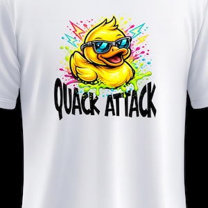 Può includere: Maglietta bianca con un'anatra gialla dei cartoni animati con occhiali da sole. L'anatra è circondata da schizzi colorati e fulmini. Il testo "QUACK ATTACK" è stampato in nero sotto l'anatra.