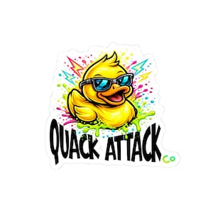 Può includere: Un adesivo con un'anatra gialla dei cartoni animati con occhiali da sole con lenti blu e un ampio sorriso. L'anatra è circondata da schizzi di vernice colorati e fulmini. Le parole "QUACK ATTACK Co." sono scritte in nero in grassetto.