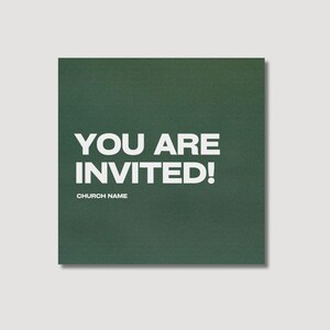 Pode incluir: Um cart&atilde;o de convite quadrado com um fundo verde floresta escuro. O texto em letras mai&uacute;sculas brancas em negrito diz YOU ARE INVITED!, seguido pelo texto branco menor CHURCH NAME posicionado diretamente abaixo do t&iacute;tulo principal.