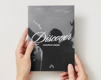 Pode incluir: Um folheto retangular em preto e branco apresentando a silhueta de uma pessoa com os braços levantados. O texto Discover está impresso em uma fonte cursiva branca acima das palavras CHURCH NAME, com um pequeno ícone de seta abaixo.