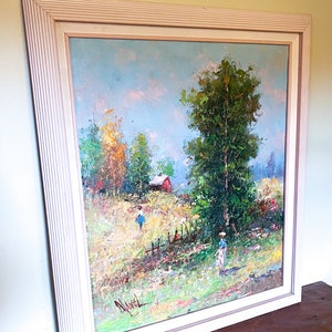 Puede incluir: Una pintura al óleo enmarcada que representa un paisaje rural con una pequeña casa roja, árboles y dos figuras caminando por un campo. La pintura tiene un cielo azul claro con nubes blancas y una gama de colores verdes y marrones.