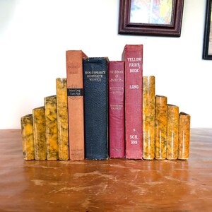 Suportes para livros vintage em formato de livro, em alabastro amarelo e mármore, estilo italiano, do início do século XX.