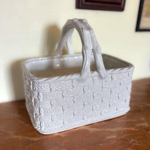 Macetero tipo cesta de cerámica italiana vintage de mediados de siglo con imitación de madera.