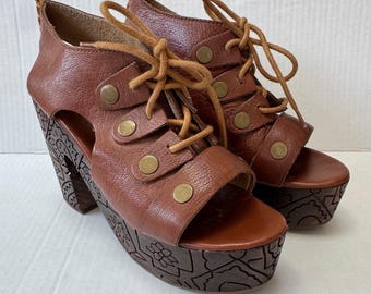 FREE PEOPLE FARRAH Leather Lace Up Carved Wood Platform Heels Clog Sandals 38 7.