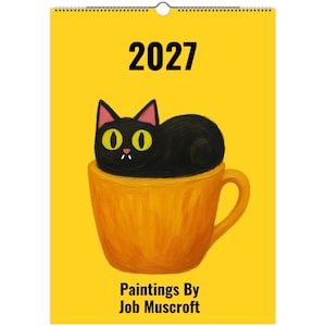 Puede incluir: Un calendario de pared 2027 con fondo amarillo brillante que presenta una ilustración de un gato negro con grandes ojos amarillos y dos pequeños colmillos blancos sentado dentro de una taza naranja. El texto dice 2027 y Paintings By Job Muscroft.