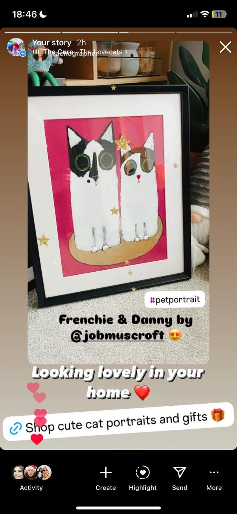 Może przedstawiać: Namalowany obraz dw&oacute;ch kot&oacute;w, jednego czarno-białego i jednego brązowo-białego, na r&oacute;żowym tle. Obraz nosi tytuł "Frenchie & Danny by @jobmuscroft" i zawiera hashtag #petportrait. Tekst "Looking lovely in your home" znajduje się pod obrazem.