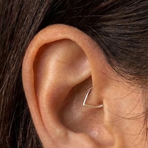 16G titanium druppelvormige septumring • Neusring met scharnierend segment • Septumclickerring • Kraakbeenring • Helixoorbelring