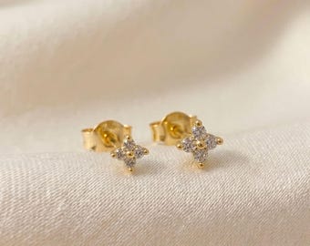 Boucles d'oreilles puces en acier chirurgical en forme de fleur • Boucles d'oreilles hélix délicates en zircon cubique