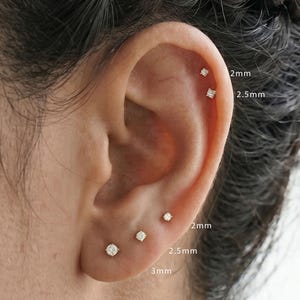 Orecchino a perno in titanio ASTM F-136 da 20G • Piccolo zircone cubico, delicato perno per elica e cartilagine