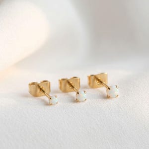Boucle d'oreille papillon en titane 20 g, 2 mm ~ 3 mm, opale • Clous d'oreille en opale minuscule • Clous d'oreille délicat • Clous en hélice • Clous en opale • Clous de cartilage image 1