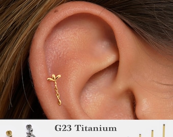 Könnte beinhalten: Goldenes Kettenohrring mit Blumenmuster. Das Ohrring ist aus G23 Titan und in den Größen 16g, 18g und 20g erhältlich. Die Kette ist in den Längen 6mm, 8mm und 10mm erhältlich.