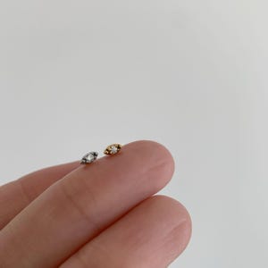 20G/18G/16G Pequeno Cz Push Pin Labret • Brinco sem rosca com parte traseira plana • Pino Tragus • Pino com parte traseira plana • Pino Hélix • Pino de cartilagem • Argola para nariz imagem 10