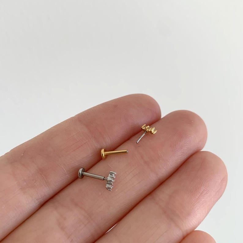 Labret con tre zirconi cubici minuscoli da 20G/18G/16G • Orecchino a fondo piatto senza filettatura • Perno per trago • Perno a fondo piatto • Perno per elica • Perno per cartilagine immagine 16