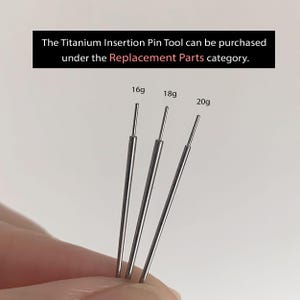 Pode incluir: Tr&ecirc;s ferramentas de inser&ccedil;&atilde;o de tit&acirc;nio prateado, rotuladas como 16g, 18g e 20g. O texto acima diz: "A ferramenta de inser&ccedil;&atilde;o de tit&acirc;nio pode ser comprada na categoria Pe&ccedil;as de reposi&ccedil;&atilde;o."