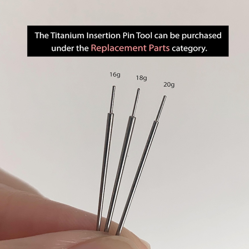 Pode incluir: Tr&ecirc;s ferramentas de inser&ccedil;&atilde;o de tit&acirc;nio prateado, rotuladas como 16g, 18g e 20g. O texto acima diz: "A ferramenta de inser&ccedil;&atilde;o de tit&acirc;nio pode ser comprada na categoria Pe&ccedil;as de reposi&ccedil;&atilde;o."
