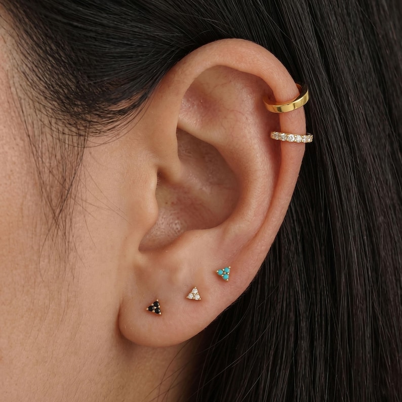 20G 316L Surgical Steel • Triangle stud • Tiny Cz Stud Earring • Tiny Cz Stud Earring • Dainty Stud Earring • Helix Stud • Cz Stud afbeelding 1