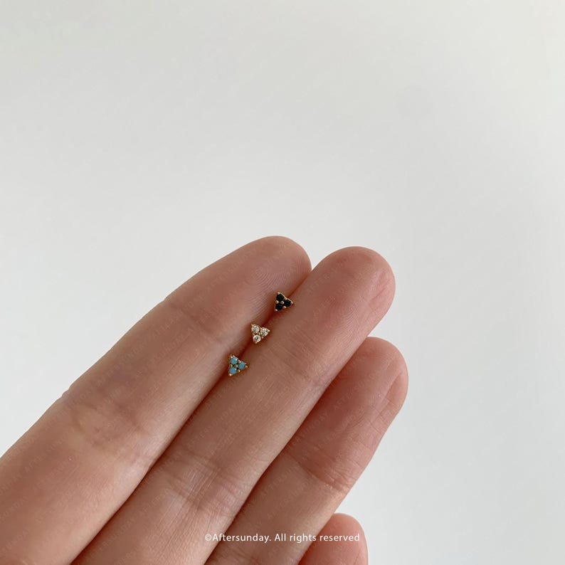 20G 316L Surgical Steel • Triangle stud • Tiny Cz Stud Earring • Tiny Cz Stud Earring • Dainty Stud Earring • Helix Stud • Cz Stud afbeelding 5