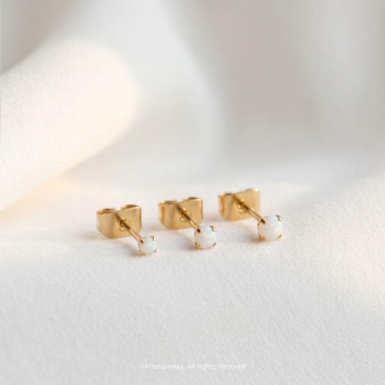 Boucle d'oreille papillon en titane 20 g, 2 mm ~ 3 mm, opale • Clous d'oreille en opale minuscule • Clous d'oreille délicat • Clous en hélice • Clous en opale • Clous de cartilage image 1