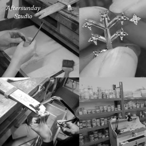 K&ouml;nnte beinhalten: Ein Schwarzwei&szlig;bild, das ein Schmuckatelier zeigt. Das Bild ist in vier Abschnitte unterteilt. Der obere linke Abschnitt zeigt eine Person, die an einem Schmuckst&uuml;ck arbeitet. Der obere rechte Abschnitt zeigt eine Nahaufnahme eines silbernen Schneeflockenanh&auml;ngers. Der untere linke Abschnitt zeigt eine Person, die mit einer S&auml;ge ein St&uuml;ck Metall schneidet. Der untere rechte Abschnitt zeigt ein Regal voller kleiner Gl&auml;ser, die Perlen und andere Schmuckzubeh&ouml;rteile enthalten. Der Text "Aftersunday Studio" ist im oberen linken Abschnitt sichtbar.