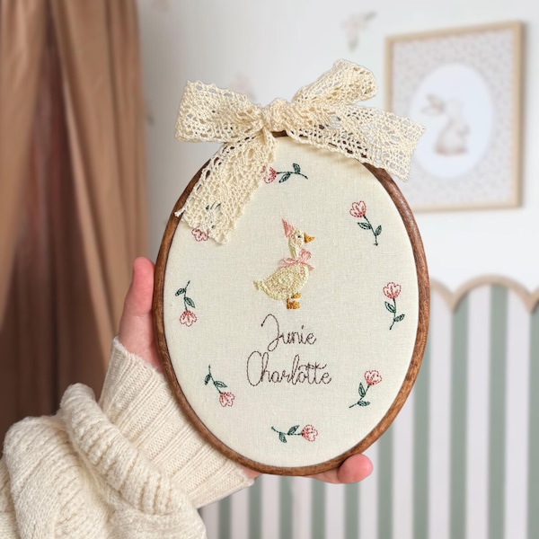 Letrero con nombre de bebé bordado con ganso de cuento de hadas y flores, placa para anunciar el nacimiento de un recién nacido, colgante de pared ovalado para habitación de bebé, regalo para una nueva mamá