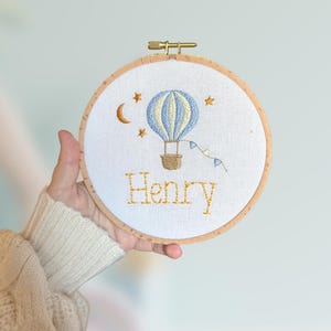 Signe bébé montgolfière personnalisée avec son prénom | annonce grossesse et nouveau-né | Décoration de chambre de bébé garçon et suspension de porte