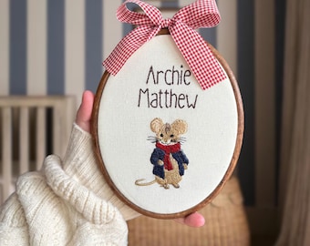 Prénom de bébé ovale brodé avec une souris de style vintage | Faire-part de bébé et décoration d'étagère de chambre de bébé