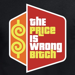 Puede incluir: Camiseta negra con un diseño gráfico. El diseño presenta el texto "The Price Is Wrong Bitch" en amarillo y blanco, dentro de una forma geométrica roja y naranja, con un símbolo de dólar a la izquierda.