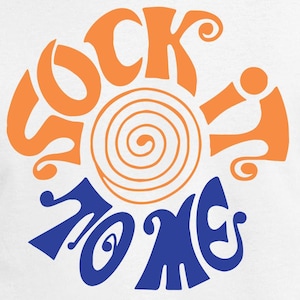 以下が含まれることがあります： オレンジと青で「Sock It To Me」というフレーズがプリントされた白いTシャツ。中央には渦巻き模様のデザインがあります。このシャツはカジュアルウェアです。