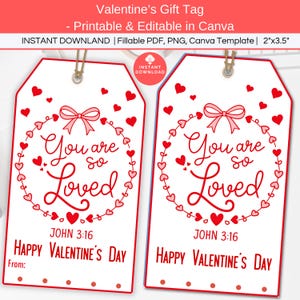 Op de afbeelding: Twee witte Valentijnsdag cadeaulabels met rode accenten. Elk label heeft een rode hartvormige krans met de woorden "You are so Loved" in cursief. De labels bevatten ook de tekst "Happy Valentine's Day" en "John 3:16".