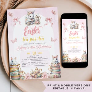 Könnte beinhalten: Eine rosa und weiße druckbare Einladung zu einer Oster-Teeparty. Die Einladung zeigt ein Kaninchen, das eine Teetasse und eine Teekanne hält, umgeben von rosa Blumen und Schmetterlingen. Der Text lautet "Easter tea par-tea" und "Amy's 5th Birthday".