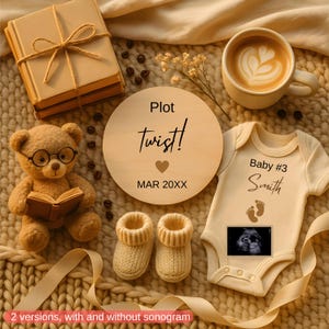 Puede incluir: Una escena de anuncio de bebé con un letrero de madera que dice "Plot Twist!" y "MAR 20XX." Incluye un osito de peluche, botines de bebé, un body con "Baby #3 Smith" y una imagen de ultrasonido. También hay una taza de café y libros.