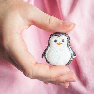 Pietra del conforto Pinguino in pasta polimerica con glitter, piccoli compagni per grandi sentimenti, adulatore per le mani, antistress, portafortuna, pinguino