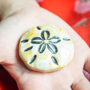 Pietra di preoccupazione a forma di biscotto di sabbia in pasta polimerica con glitter, piccoli compagni per grandi sentimenti, adulatore per le mani, antistress, portafortuna