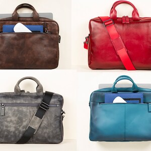 Op de afbeelding: Vier leren aktetassen in verschillende kleuren: bruin, rood, grijs en blauw. Elke aktetas heeft een ritssluiting, een bovenste handvat en een verstelbare schouderriem. De aktetassen zijn allemaal gesloten en hebben een laptopvak.