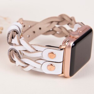 Peut inclure: Bracelet de montre Apple en cuir tress&eacute; blanc avec des d&eacute;tails en or rose. Le bracelet est double et pr&eacute;sente un design tiss&eacute;.