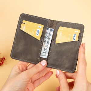 Porta-cartões de couro personalizado, melhor carteira porta-cartões, carteira com gravura, carteira personalizada, carteira com compartimentos para cartões, carteira para presente masculino/feminino