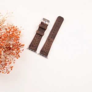 Puede incluir: Dos correas de reloj de cuero marr&oacute;n con un dise&ntilde;o trenzado y hebillas plateadas.