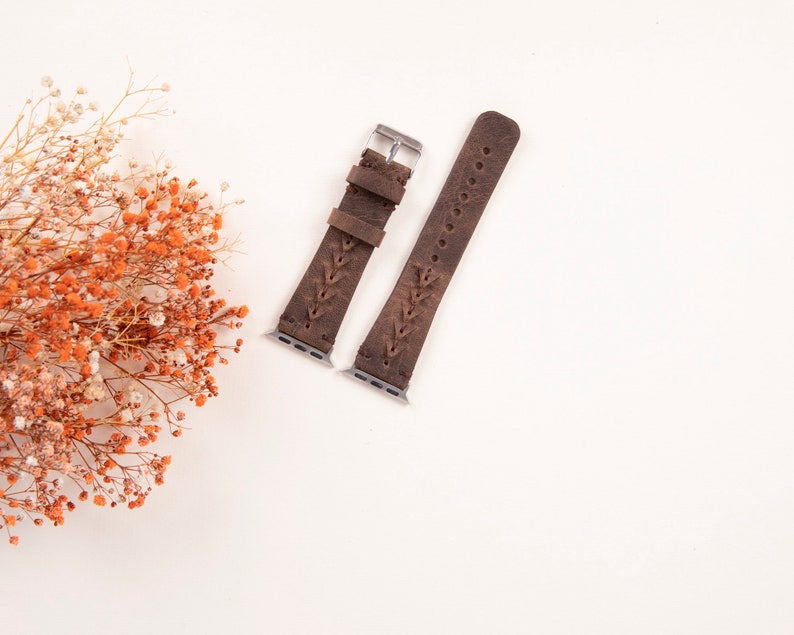 Puede incluir: Dos correas de reloj de cuero marr&oacute;n con un dise&ntilde;o trenzado y hebillas plateadas.