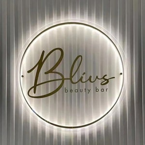 Enseigne acrylique rétro-éclairée personnalisée | Enseigne logo en acrylique | Enseigne commerciale LED | Enseigne décorative pour salon | Enseigne logo rétroéclairée | Enseigne logo LED de forme personnalisée