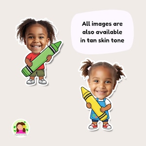 K&ouml;nnte beinhalten: Zwei Aufkleber im Cartoon-Stil mit dunkelh&auml;utigen Kindern, die gro&szlig;e Buntstifte halten. Ein Kind tr&auml;gt ein rotes T-Shirt und eine gr&uuml;ne Shorts mit einem gr&uuml;nen Stift. Das andere tr&auml;gt ein blaues Latzkleid mit einem gelben Stift. Der Text lautet: All images are also available in tan skin tone.
