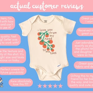 Pode incluir: Um macac&atilde;o branco para beb&ecirc; com um gr&aacute;fico de videira de tomate vermelho e o texto "I love you from my head to ma toes". O macac&atilde;o &eacute; cercado por avalia&ccedil;&otilde;es de clientes que elogiam a qualidade, a velocidade de envio e o design.