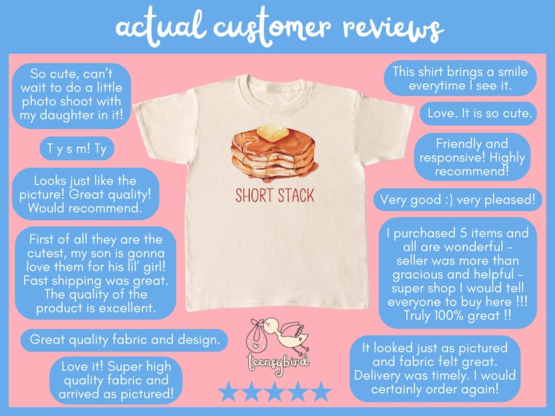 Op de afbeelding: Cr&egrave;mekleurig T-shirt met een illustratie van een stapel pannenkoeken en de tekst "SHORT STACK". De afbeelding is omgeven door klantbeoordelingen. Het T-shirt is een casual kledingstuk.