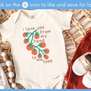 Pode incluir: Um macac&atilde;o branco para beb&ecirc; com uma videira de tomate verde e tomates vermelhos. O macac&atilde;o tem o texto "i love you from my head to ma toes" impresso nele.