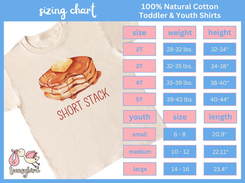 Op de afbeelding: Cr&egrave;mekleurig T-shirt voor peuters en jongeren met een aquarel illustratie van een stapel pannenkoeken met boter en siroop. De tekst "SHORT STACK" staat eronder. Een maattabel is inbegrepen.